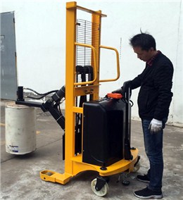 惠澤叉車生產(chǎn)出3英寸6英寸紙卷芯漲軸脹紙旋轉車