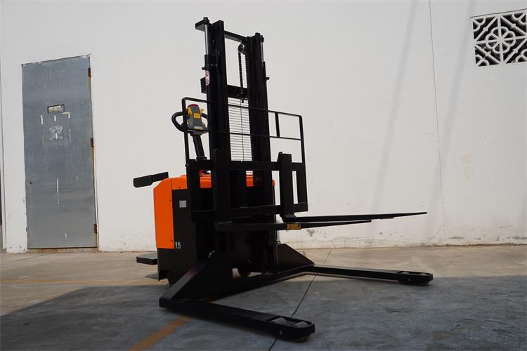 寬腿全電動(dòng)堆高車 (41) 寬腿全電動(dòng)堆高車 (41)